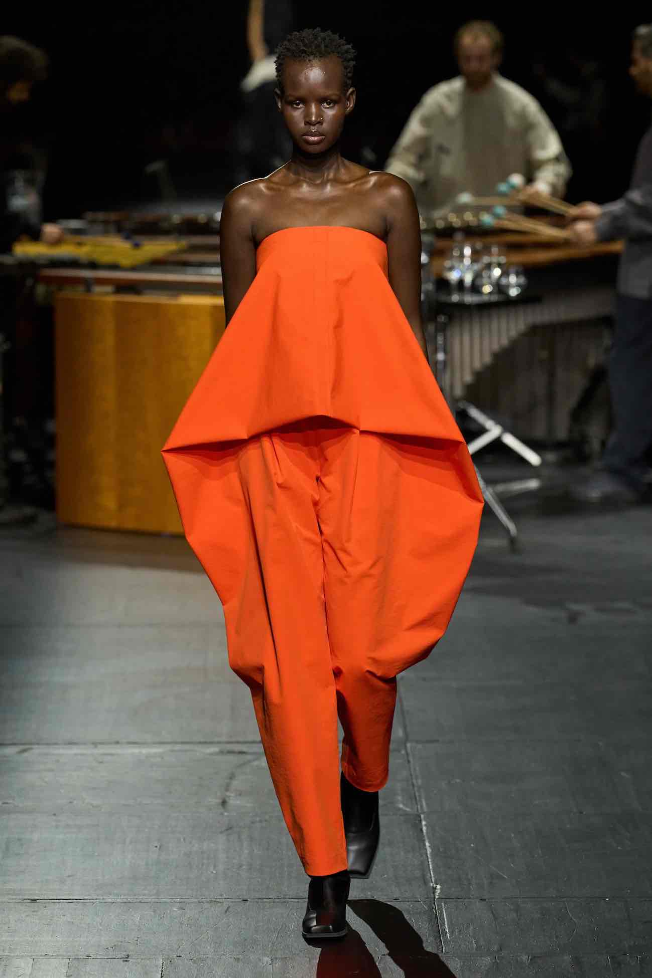 IsseyMiyake_fw2324_credit_gorunway_voguerunway_frontrow_roselindefriedrich